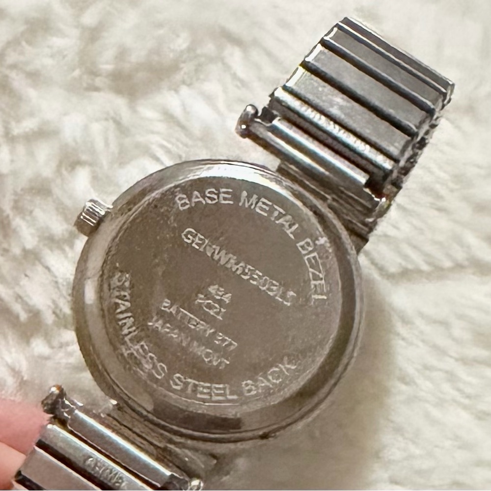Elegant Silver Women's Watch - Picture 5 of 5
